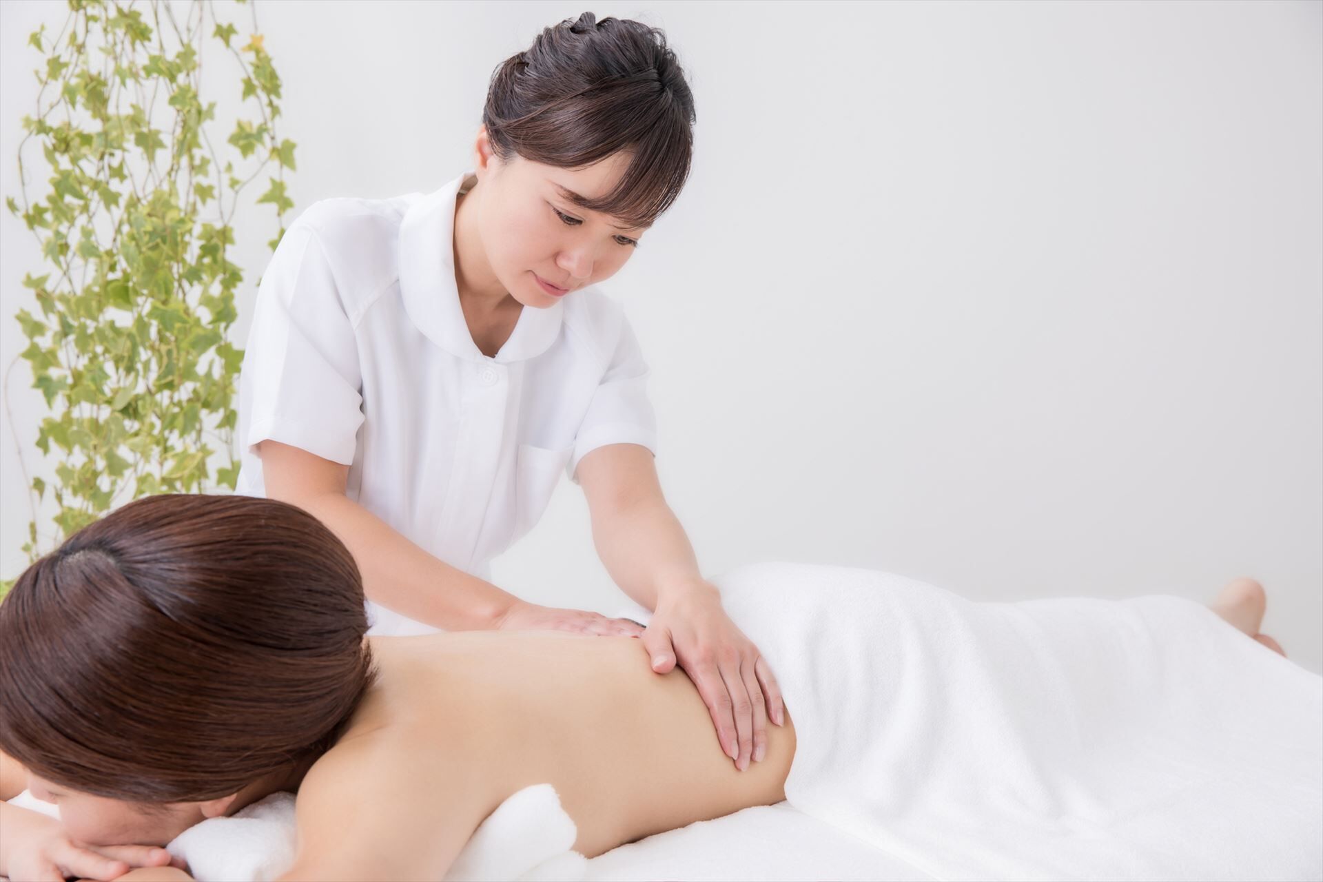 背中を揉むスタッフ